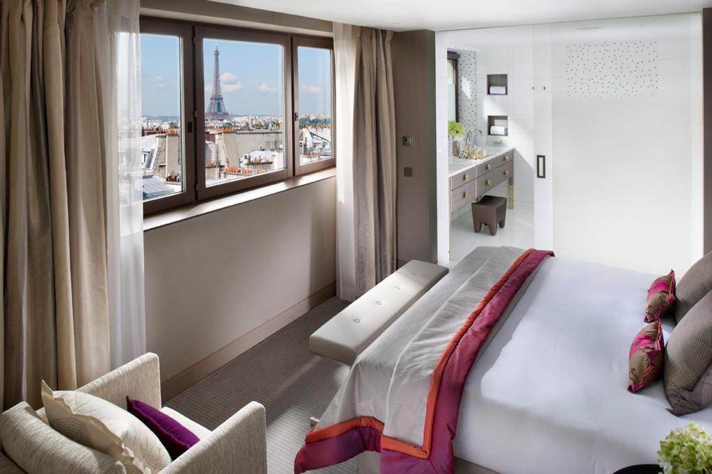 Room-facing-Eiffel-Tower-Mandarin-Oriental-Paris.jpg