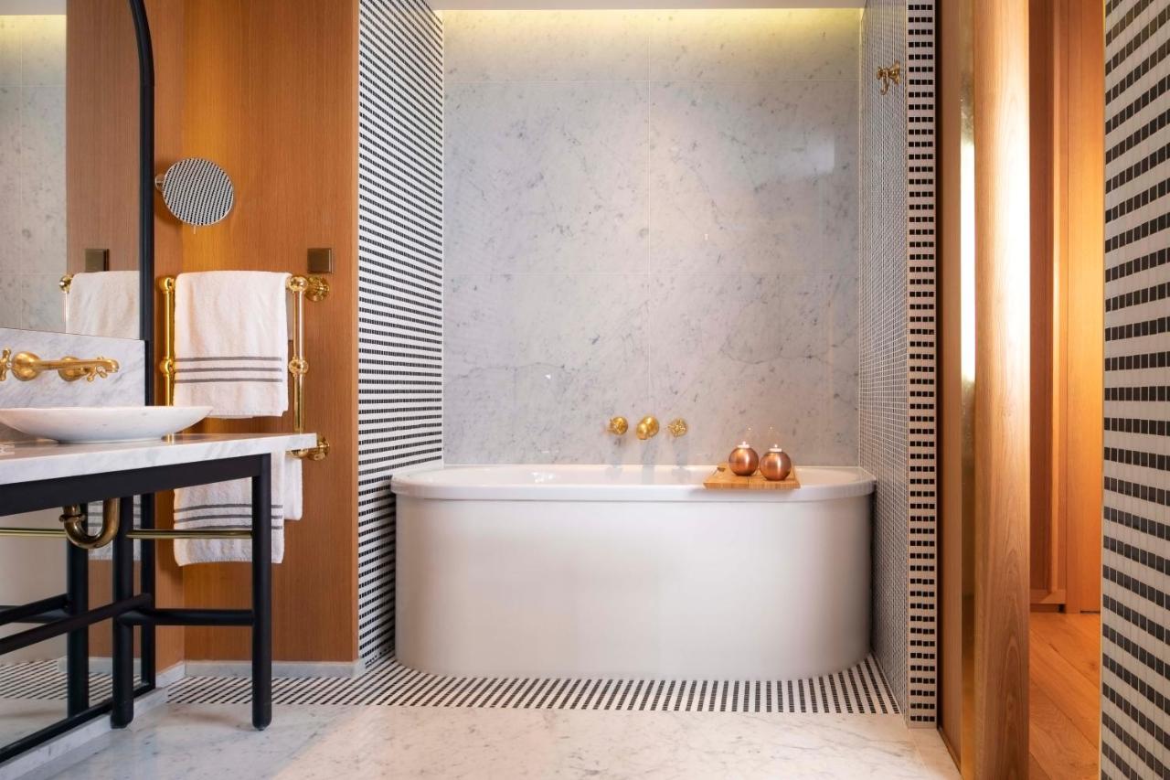 Bathroom-Hotel-Vernet-Champs-Elysees-Paris-